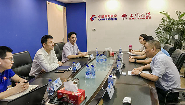 7月9日，集團(tuán)公司董事長(zhǎng)李漢東、副總經(jīng)理龔勇一行前往上航假期國(guó)際旅行社總部，拜訪上航假期總經(jīng)理靳黎軍，雙方就下一步開展更加深入的合作進(jìn)行了洽談。市場(chǎng)營(yíng)銷部、經(jīng)營(yíng)管理部相關(guān)負(fù)責(zé)人陪同參加。.png