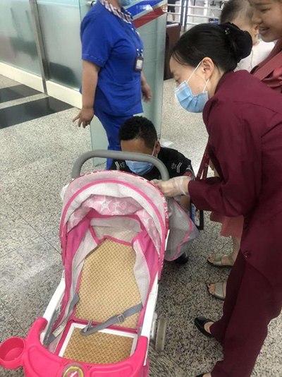 圖片1.png“真情服務(wù)”是讓旅客更加安心、放心、舒心的出行。行查室作為部門進(jìn)港服務(wù)的最后一個環(huán)節(jié)，在日常工作中也很注重服務(wù)細(xì)節(jié)。6月10日，行查室工作人員幫助旅客打開嬰兒車，為她排憂解難。.png