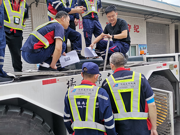 1651740908199237.jpeg 機務保障部開展牽引車失效桌面應急演練2.jpeg