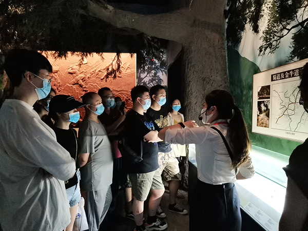 1658110419102592.jpg 安檢站旅檢一隊開展“學(xué)歷史 促凝聚”團(tuán)建活動2.jpg