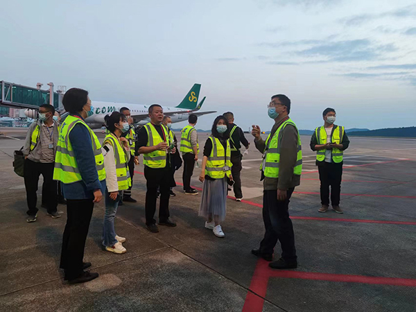 1666752347785588.jpg 綿陽(yáng)機(jī)場(chǎng)停機(jī)坪改造項(xiàng)目順利通過行業(yè)驗(yàn)收.jpg