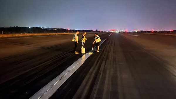 深夜，航班結(jié)束后，工作人員對跑道中心線進(jìn)行復(fù)新_副本.jpg